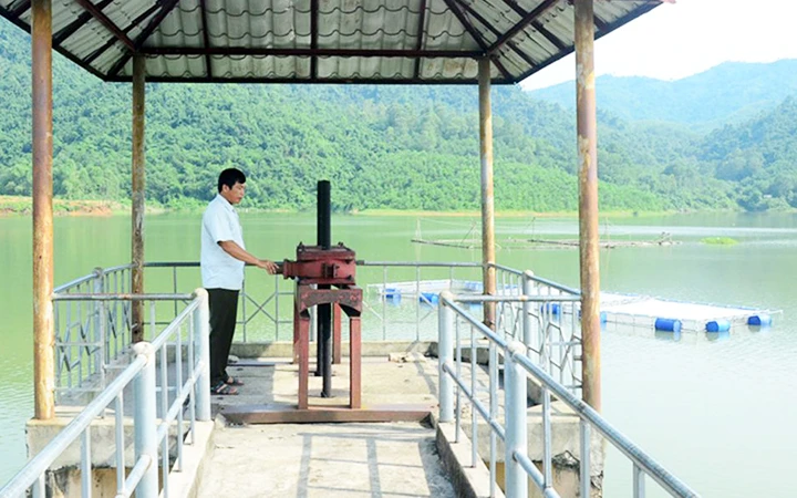 Cán bộ Ban quản lý công trình hồ thủy lợi Hoàng Khai, huyện Yên Sơn (Tuyên Quang) kiểm tra van điều tiết nước. Ảnh: ĐOÀN THƯ