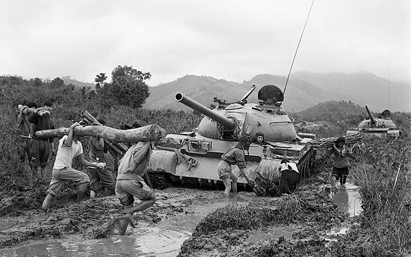 Bộ đội phối hợp với dân quân chống lầy cho xe tăng trên đường vào chiến dịch Ðường 9 - Nam Lào. Ảnh: Lương Nghĩa Dũng (TTXVN)