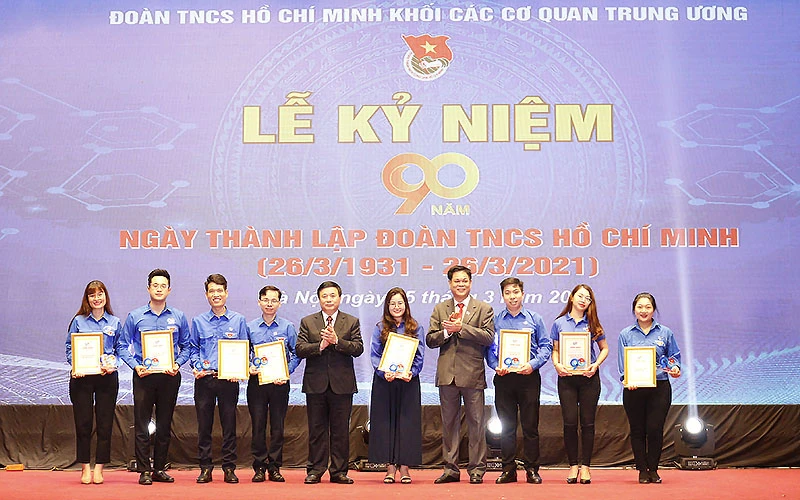 Các đồng chí Nguyễn Xuân Thắng và Huỳnh Tấn Việt tuyên dương các bí thư chi đoàn tiêu biểu cấp toàn quốc trong Khối.