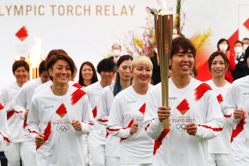 Nadeshiko, thành viên Đội tuyển quốc gia bóng đá nữ là cô gái dẫn đầu cuộc rước đuốc khởi hành từ tỉnh Fukushima.