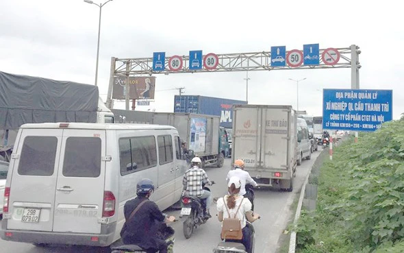 Cầu Thanh Trì vẫn thường xuyên quá tải phương tiện.
