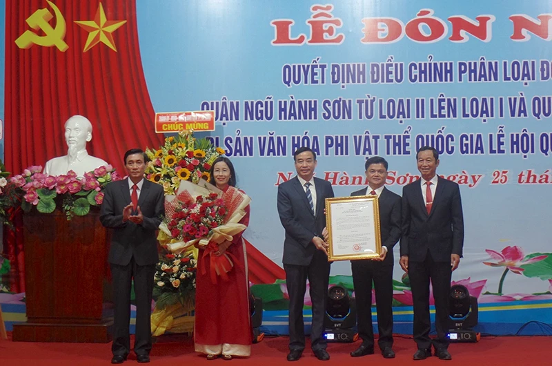 Quận Ngũ Hành Sơn đón nhận Bằng Di sản văn hóa phi vật thể quốc gia Lễ hội Quán Thế Âm Ngũ Hành Sơn.