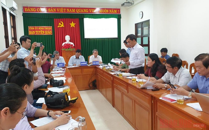 Bác sĩ Đặng Thức Anh Vũ, Phó Giám đốc Sở Y tế Bình Thuận (đứng bên phải ảnh) tại buổi họp.