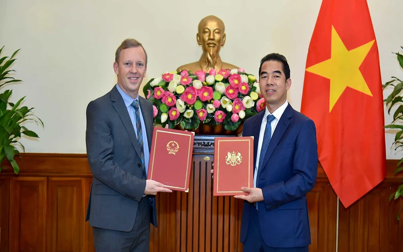 Lễ trao đổi Công hàm khẳng định ngày có hiệu lực của Hiệp định thương mại tự do giữa Việt Nam và Anh. (Ảnh: Tuấn Anh/Báo Thế giới và Việt Nam)