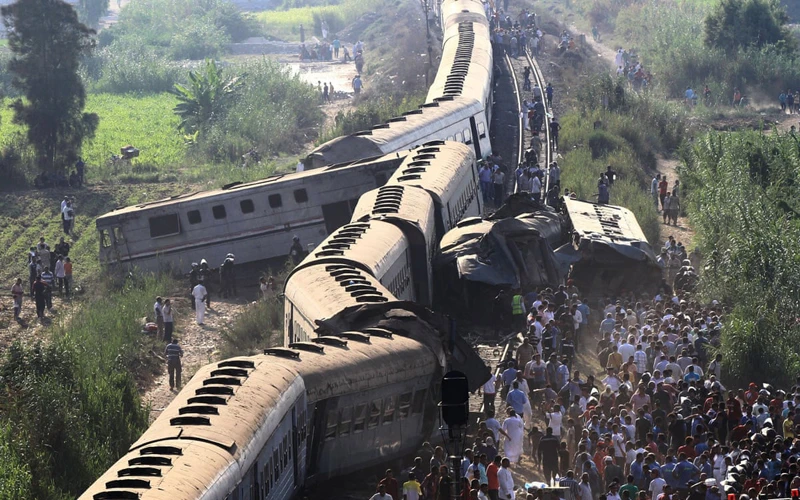 Hiện trường một vụ tai nạn đường sắt tại Ai Cập năm 2017. (Ảnh: Guardian)