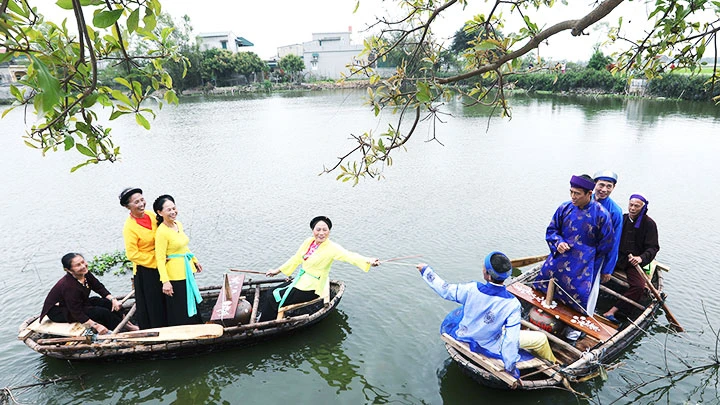 Hát trống quân trên thuyền ở Liêm Thuận.