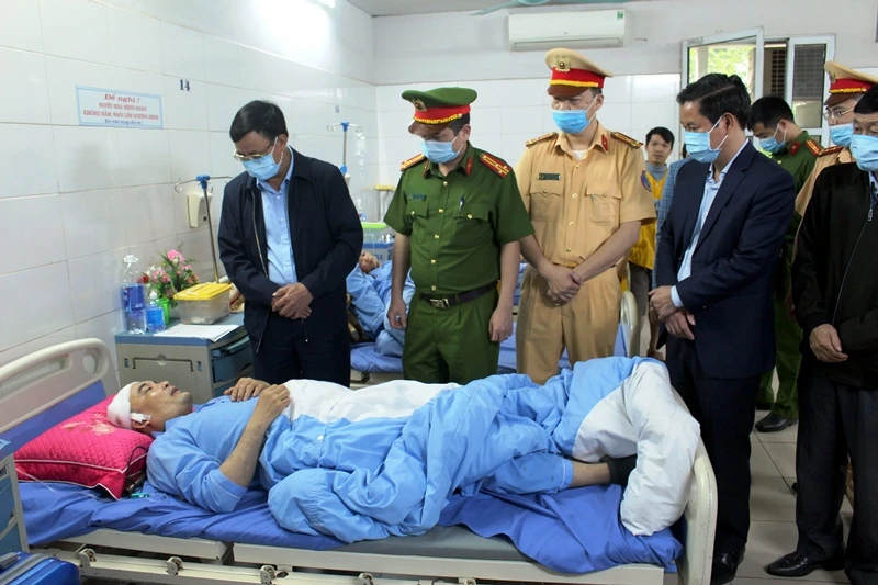 Thăm hỏi, trao hỗ trợ cho nạn nhân Nguyễn Đức Hoàng đang điều trị tại Bệnh viện T.Ư Thái Nguyên.    