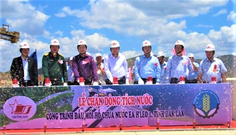 Lãnh đạo Bộ NN-PTNT, UBND tỉnh Đắk Lắk, đại diện chủ đầu tư và đơn vị thi công ấn nút chặn dòng hồ chứa nước Ea H’leo.