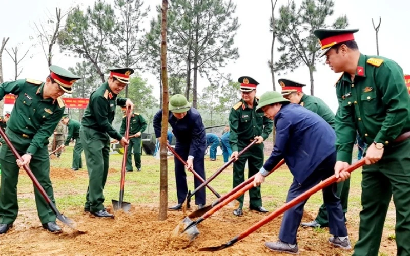 Trung tướng Vũ Hải Sản, Ủy viên Ban Chấp hành Trung ương Đảng, Ủy viên Quân ủy Trung ương, Thứ trưởng Quốc phòng và các đại biểu trồng cây tại Trung đoàn 43. 