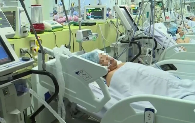 Một bệnh nhân bị ngộ độc pate chay đang điều trị tại bệnh viện. (Ảnh: Báo SK&ĐS)
