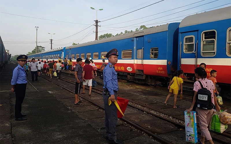 Tổng công ty Đường sắt Việt Nam chạy thêm hàng chục đôi tàu dịp lễ 30-4 và 1-5. (Ảnh: VNR)