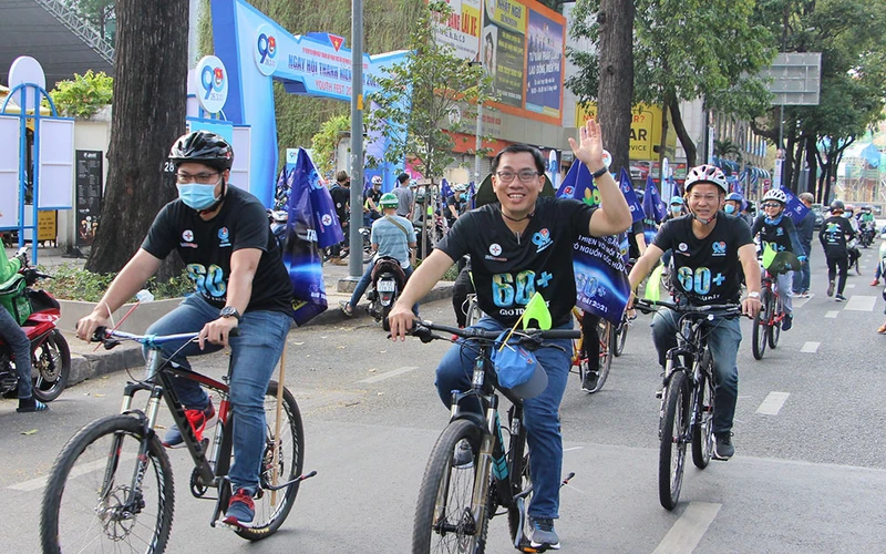 Nhiều cán bộ, người dân thành phố tham gia đạp xe tuyên truyền bảo vệ môi trường.