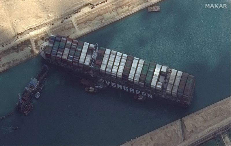 Hình ảnh vệ tinh từ Maxar Technologies cho thấy tàu chở hàng Ever Given bị mắc kẹt trong Kênh đào Suez ngày 26-3 làm gián đoạn vận chuyển đường thủy toàn cầu. Ảnh: AP.
