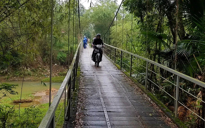 Cầu treo Đồng Tân, thị trấn Đồng Lê, huyện Tuyên Hóa (Quảng Bình) vừa xuống cấp, vừa chật hẹp.