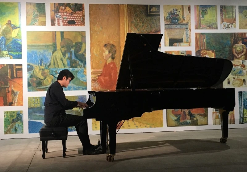 Nghệ sĩ piano Lưu Đức Anh biểu diễn tại chương trình