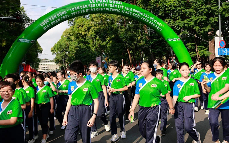 Các em học sinh tham gia Ngày chạy Olympic.