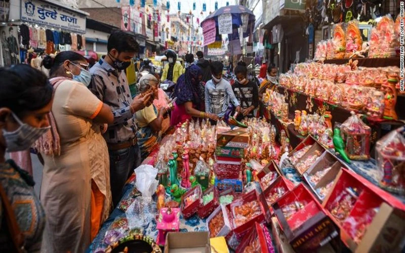 Người dân mua sắm tại một khu chợ tại New Delhi, Ấn Độ, tháng 11-2020. (Ảnh: Getty Images)