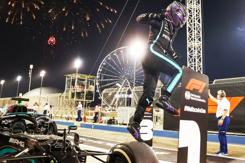 Lewis Hamilton tận hưởng niềm vui chiến thắng sau vạch đích. (Ảnh: F1)