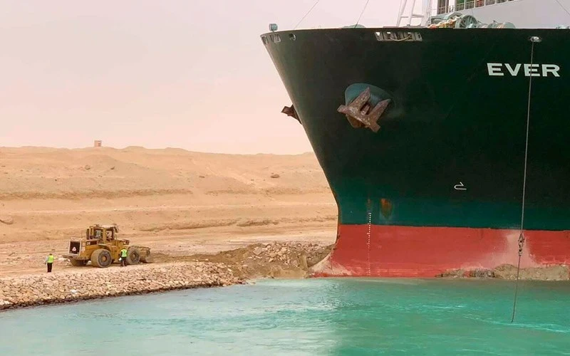 Toàn cảnh sự cố siêu tàu mắc kẹt trên kênh đào Suez