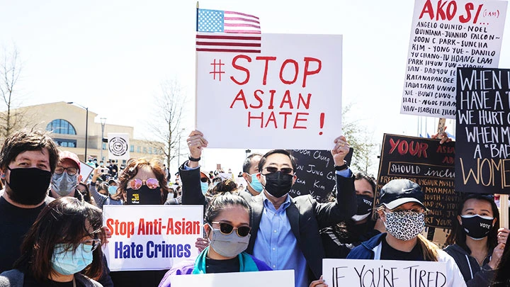 Phong trào tuần hành yêu cầu chấm dứt bạo lực nhằm vào người gốc Á tại Mỹ. Ảnh: CNN