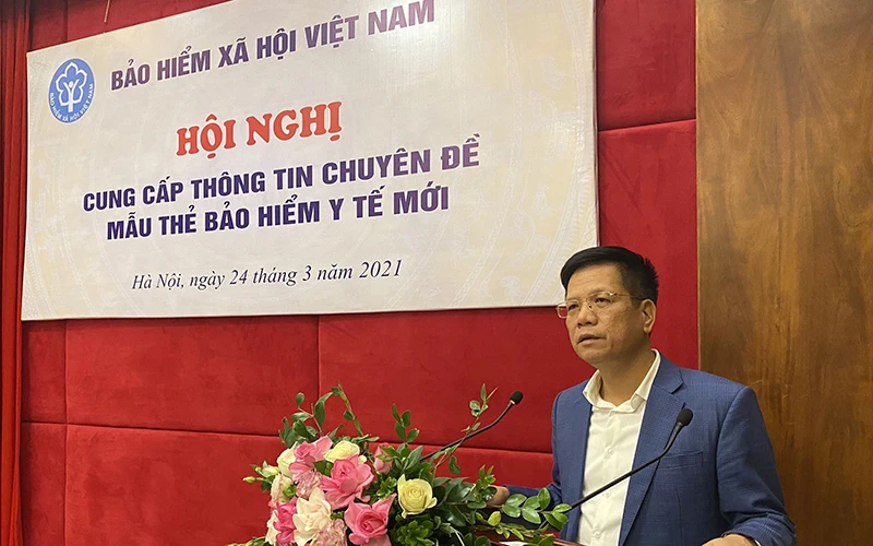 Phó Tổng Giám đốc BHXH Việt Nam Trần Ðình Liệu thông tin về mẫu thẻ mới.