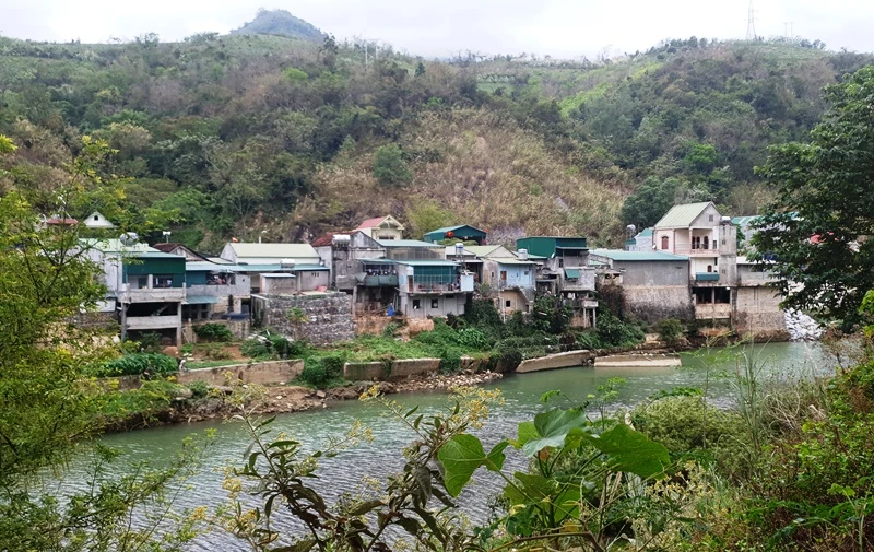 Nhiều nhà dân chênh vênh bên bờ sông Nâm Mộ.