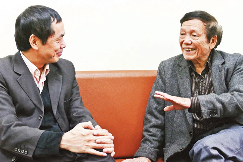 Nhà văn Nguyễn Trí Huân (phải) trò chuyện với nhà thơ Hữu Việt. Ảnh | NGUYỄN ĐÌNH TOÁN