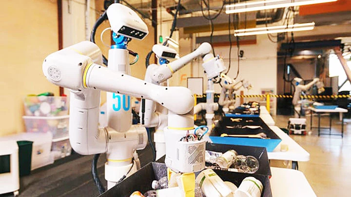 Một robot phân loại rác đang được thử nghiệm tại châu Âu. Ảnh: REUTERS