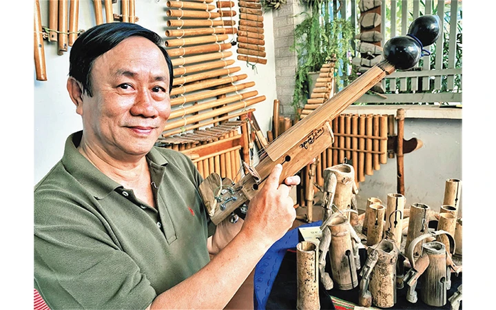 Nghệ sĩ Nguyễn Trường với cây đàn VioKram.