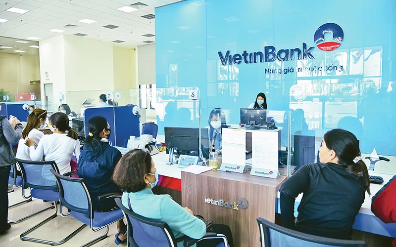 Khách hàng giao dịch tại chi nhánh VietinBank. Ảnh: CTV