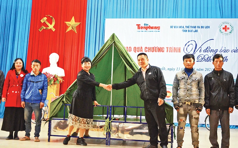 Chương trình "Vì đồng bào vùng lũ tỉnh Đắk Lắk" trao tặng giường bè cho xã vùng sâu. 