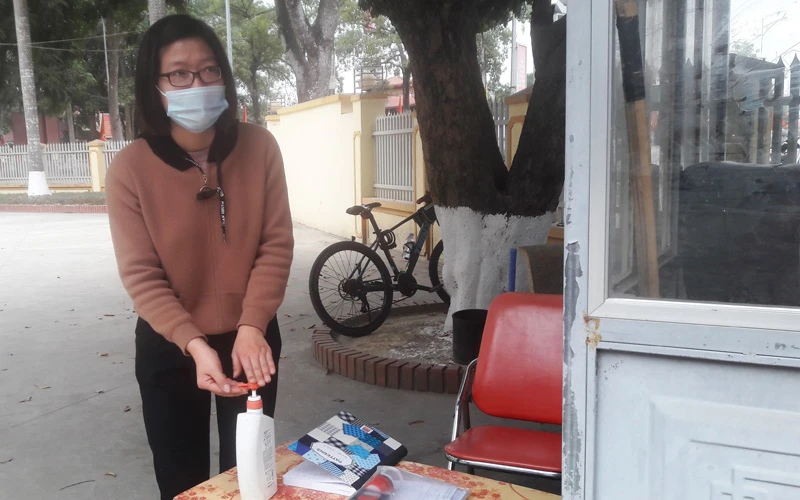 Công dân huyện Thọ Xuân đeo khẩu trang, rửa tay khử khuẩn khi đến nơi đông người