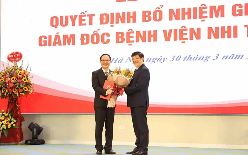 Bộ trưởng Nguyễn Thanh Long trao quyết định bổ nhiệm cho tân Giám đốc Bệnh viện Nhi Trung ương.