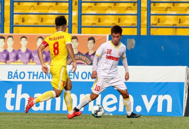 U19 Sông Lam Nghệ An (áo vàng) có chiến thắng đậm 3-0 trước U19 Hoàng Anh Gia Lai. (Ảnh: VFF)
