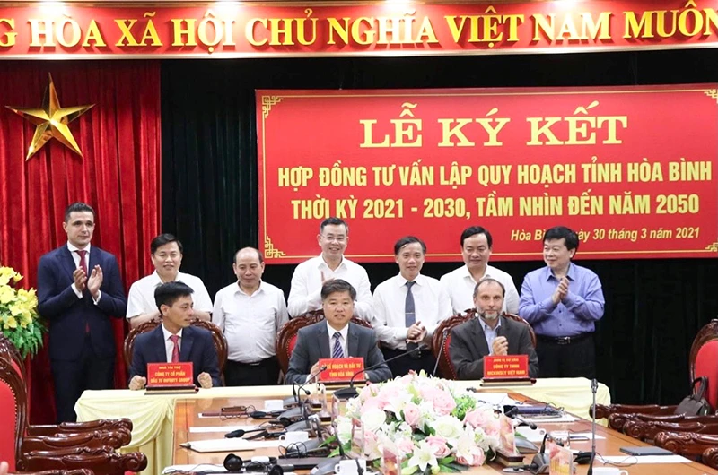 Đại diện lãnh đạo tỉnh Hòa Bình cùng hai công ty: TNHH McKinsey Việt Nam và Công ty cổ phần Đầu tư Infinity Group tại lễ ký kết.