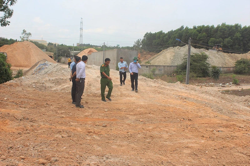 Đoàn liên ngành UBND TP Biên Hòa kiểm tra bãi rửa cát không rõ nguồn gốc.