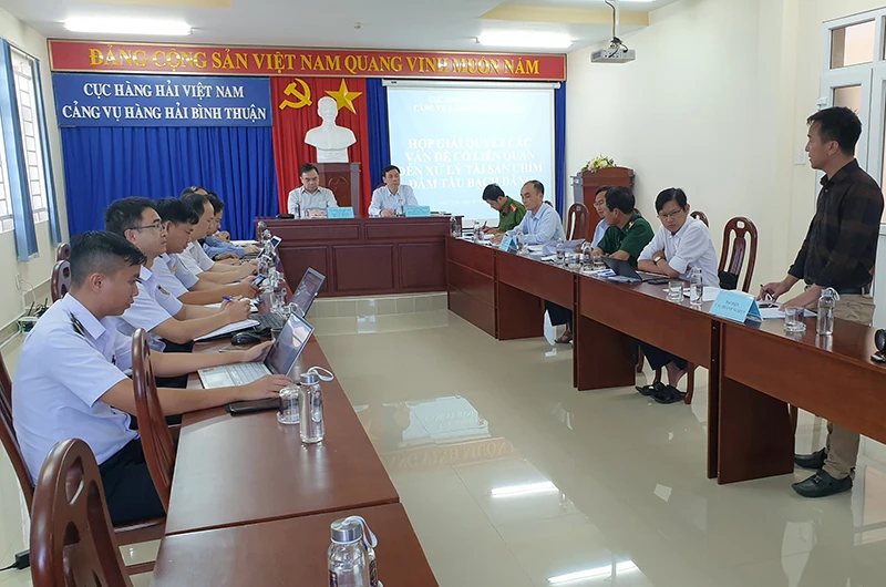 Đại diện lãnh đạo Cục Hàng hải Việt Nam cùng các cơ quan chức năng của tỉnh Bình Thuận nghe đại diện Công ty Trường Tâm trình bày phương án trục vớt tàu Bạch Đằng bị chìm ở vùng biển Mũi Né, TP Phan Thiết.