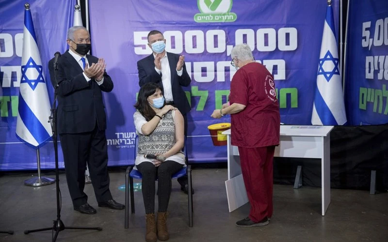 Thủ tướng Israel Benjamin Netanyahu (bên trái) và Bộ trưởng Y tế Israel Yuli Edelstein (giữa) chứng kiến người thứ 5 triệu tại nước này được tiêm vaccine ngừa Covid-19, ngày 8-3-2021. (Ảnh: AP)