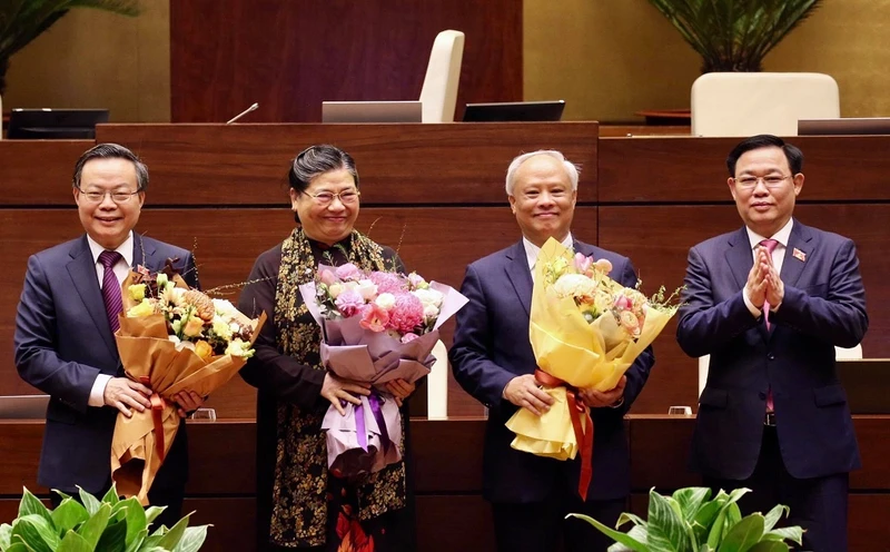 Chủ tịch Quốc hội Vương Đình Huệ tặng hoa, chúc mừng các đồng chí: Tòng Thị Phóng, Uông Chu Lưu, Phùng Quốc Hiển. Ảnh: TRẦN HẢI.
