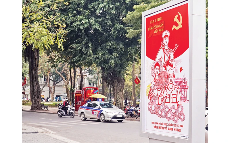 Pa-nô, áp-phích tuyên truyền Đại hội XIII của Đảng trên đường phố Hà Nội. Ảnh: Quang Minh 