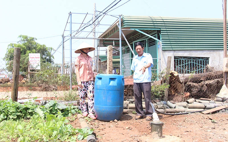 Nhiều người dân xã Đắk R'la đầu tư cả trăm triệu đồng khoan giếng tìm nước nhưng vẫn không có nước sử dụng.