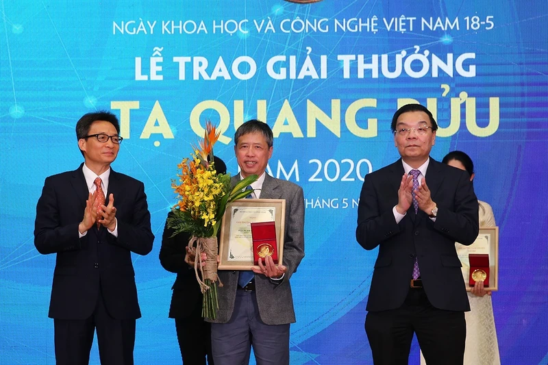 Phó Thủ tướng Vũ Đức Đam và Bộ trưởng Khoa học và Công nghệ (nay là Chủ tịch UBND TP Hà Nội) Chu Ngọc Anh trao Giải thưởng Tạ Quang Bửu năm 2020 cho PGS, TS Phạm Tiến Sơn. 