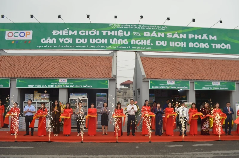 Khai trương Điểm giới thiệu, trưng bày và bán sản phẩm OCOP tại khu Đền Nguyên phi Ỷ Lan (huyện Gia Lâm, Hà Nội).