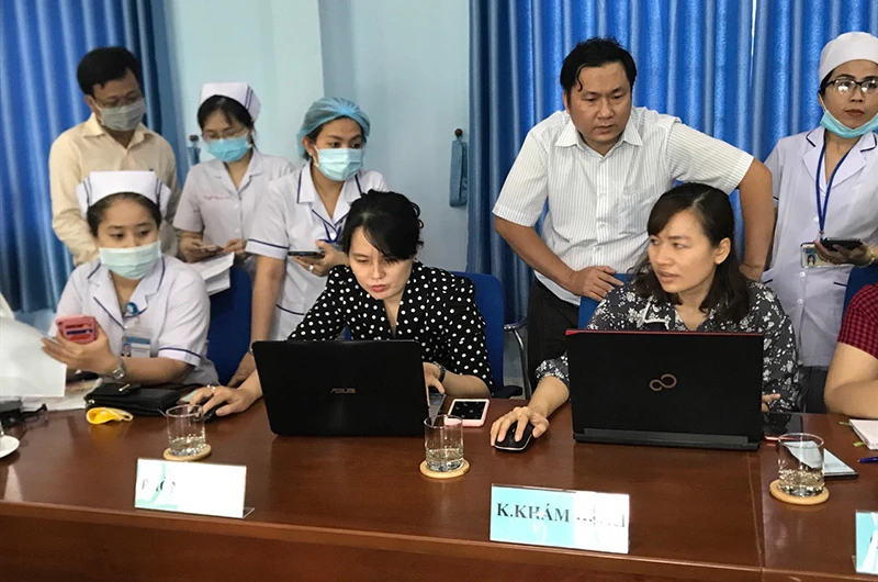Nhân viên BHYT hướng dẫn đội ngũ y, bác sĩ của Bệnh viện An Bình (quận 5) thực hành cài đặt ứng dụng VssID - BHXH số. 