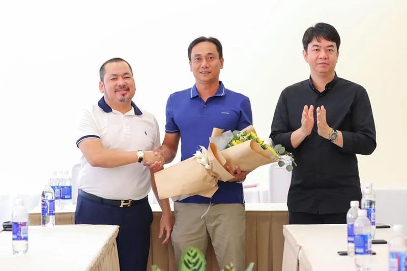 Bầu Bình (trái) và bầu Minh (phải) chúc mừng tân HLV Phùng Thanh Phương trong buổi nhậm chức. 