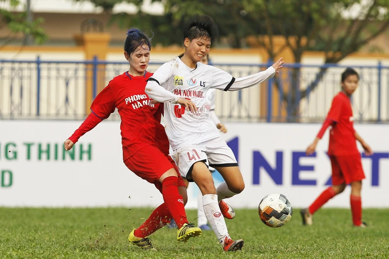 U19 Hà Nội Watabe (áo trắng) đả bại 5-0 U19 Phong Phú Hà Nam. (Ảnh: M.H)