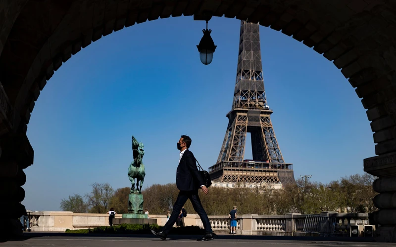 Khung cảnh vắng vẻ quanh Tháp Eiffel. (Ảnh: EPA)
