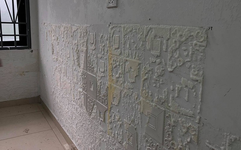 Phần tường trong căn phòng được Quý cải tạo để lắp cách âm, loa với mục đích sử dụng và mua bán ma túy.