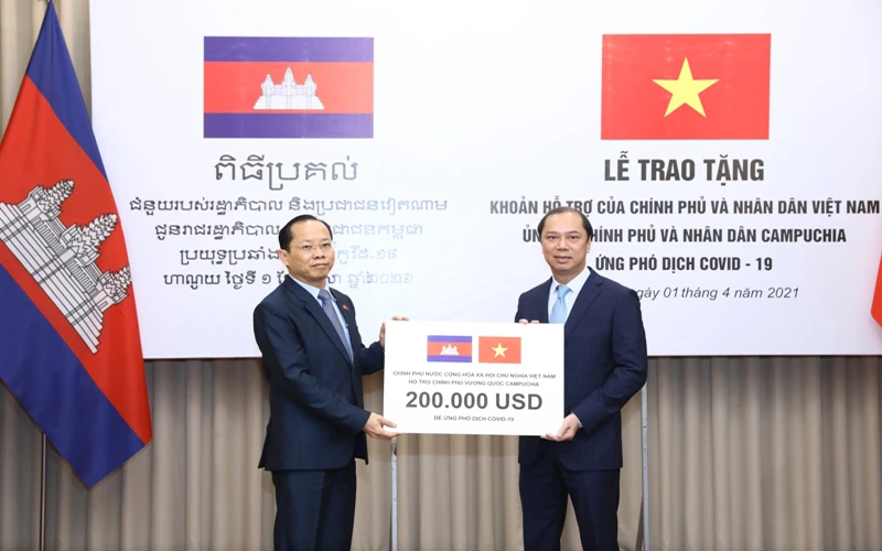 Thứ trưởng Ngoại giao Nguyễn Quốc Dũng trao tượng trưng cho Đại sứ Campuchia tại Việt Nam Chay Navuth khoản hỗ trợ 200.000 USD. (Ảnh: Bộ Ngoại giao Việt Nam)