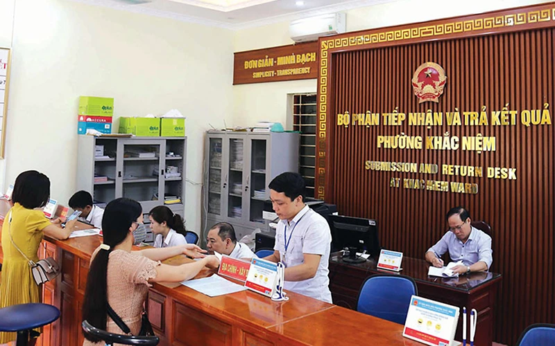 Giải quyết thủ tục hành chính tại Bộ phận tiếp nhận và trả kết quả phường Khắc Niệm, TP Bắc Ninh (Bắc Ninh). Ảnh: TIẾN LỢI